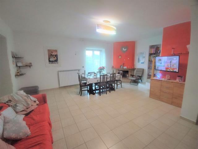 Villetta bifamiliare in vendita di 263 m² in Via Europa