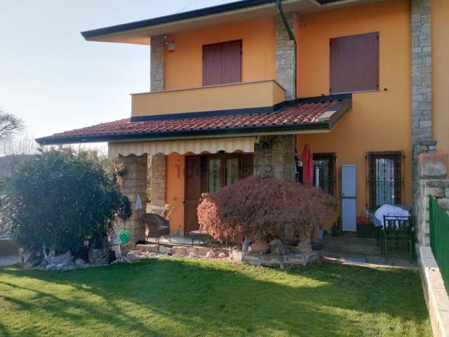 Villetta bifamiliare in vendita di 263 m² in Via Francesco Parisi