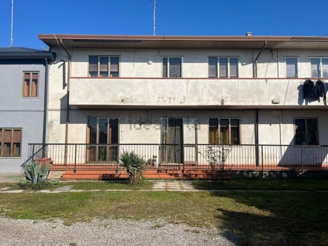 Villetta bifamiliare in vendita di 260 m² in Via Ugo Foscolo