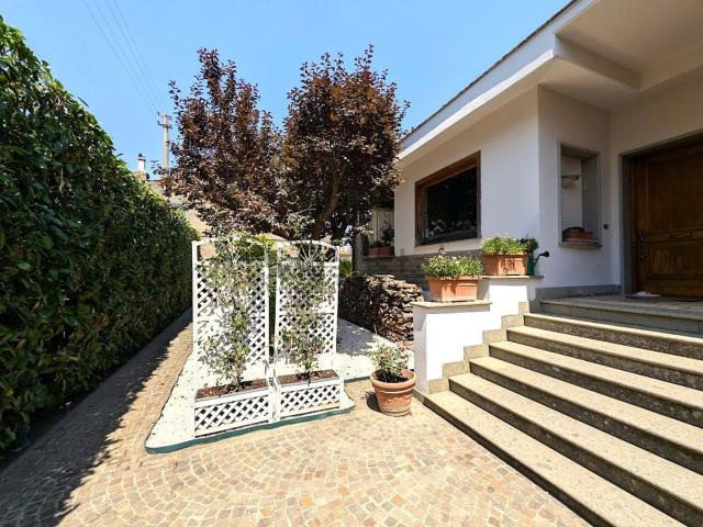 Villetta bifamiliare in vendita di 260 m² in Via Valle Fredda