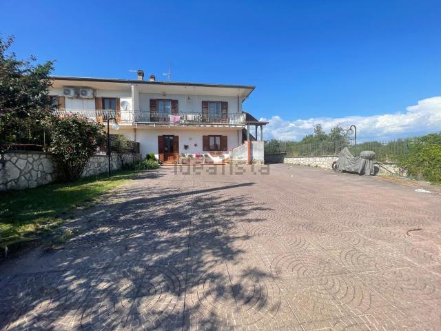 Villetta bifamiliare in vendita di 260 m² in Via Valli