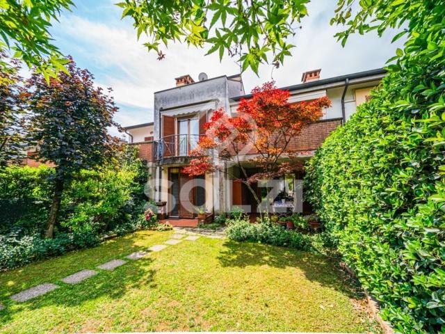 Villetta bifamiliare in vendita di 260 m² in Via Vittime Civili di Guerra