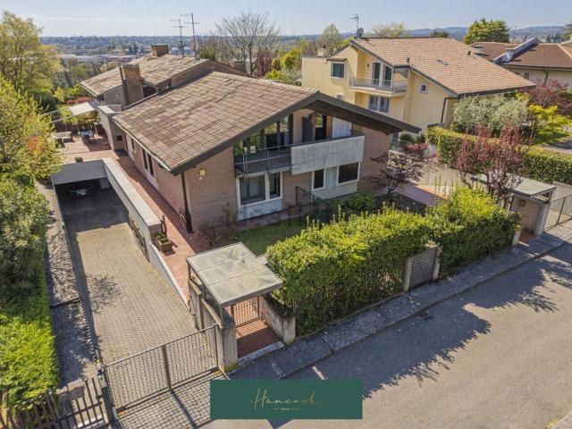 Villetta bifamiliare in vendita di 260 m² in Via Carradori, 10