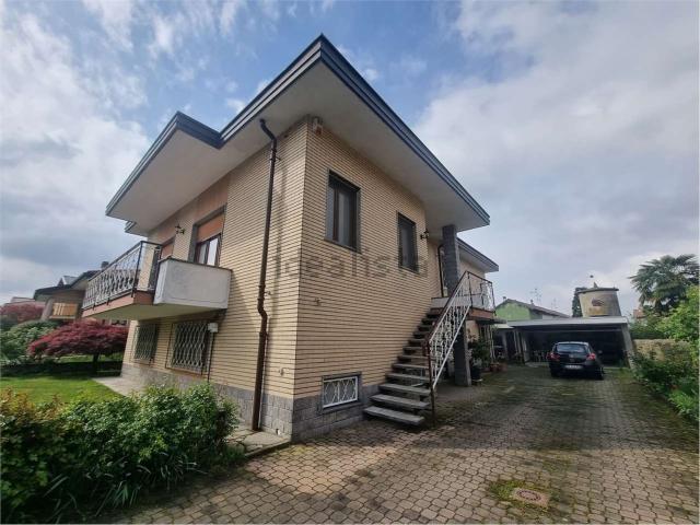 Villetta bifamiliare in vendita di 260 m² in Via Cilea, 18