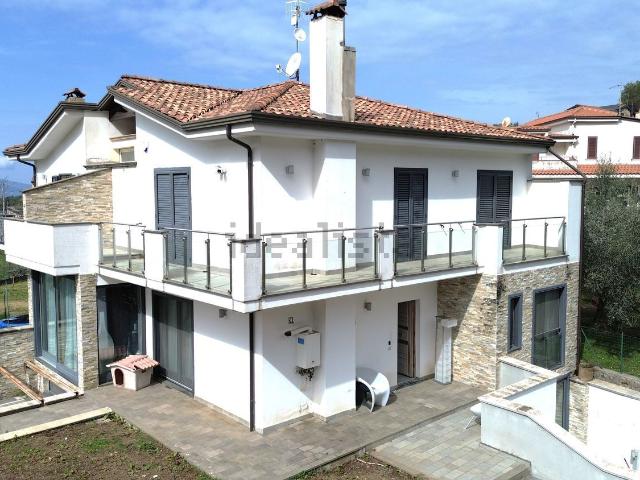Villetta bifamiliare in vendita di 260 m² in Via dei Prati, 38
