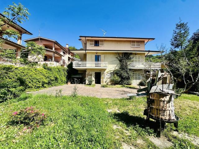 Villetta bifamiliare in vendita di 260 m² in Via del Piscarello, 18