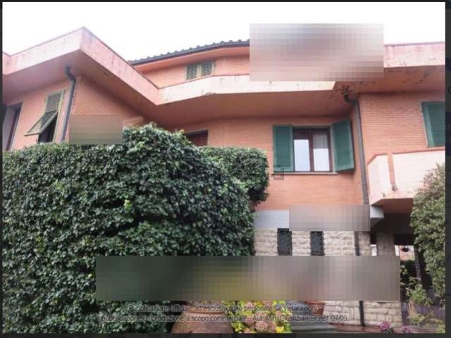 Villetta bifamiliare in vendita di 260 m² in Via delle Colline, 76