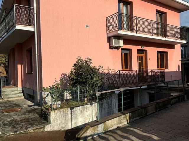 Villetta bifamiliare in vendita di 260 m² in Via F.lli Rosselli, 15