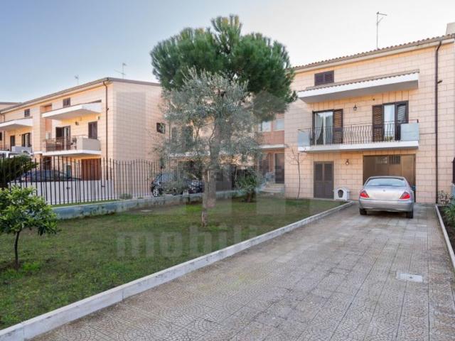 Villetta bifamiliare in vendita di 260 m² in Via Generale Carlo Alberto dalla Chiesa