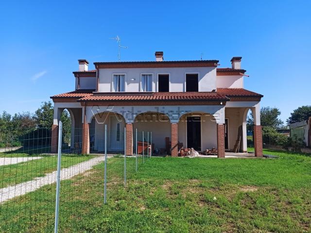 Villetta bifamiliare in vendita di 260 m² in Via I Maggio