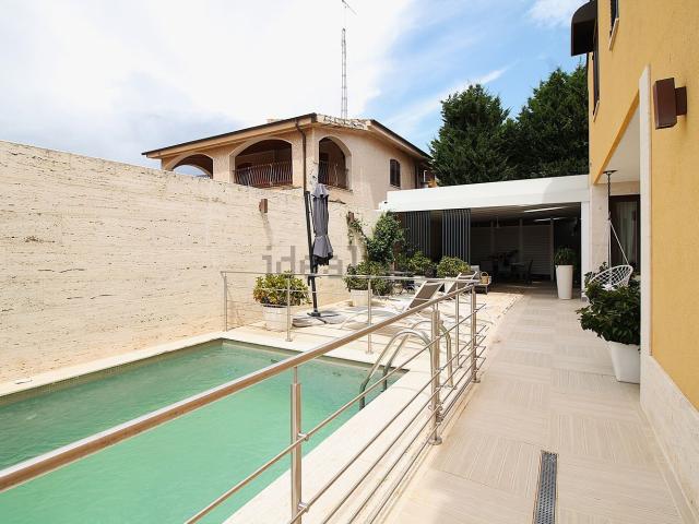 Villetta bifamiliare in vendita di 260 m² in Via Indro Montanelli, 9