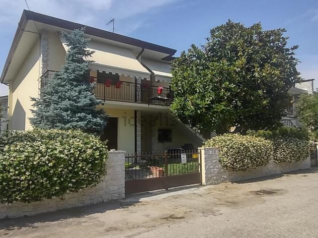 Villetta bifamiliare in vendita di 260 m² in Via Martiri di Belfiore, 19