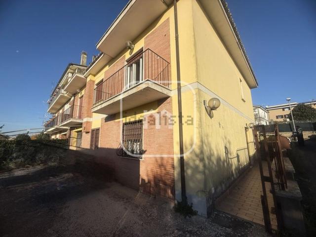 Villetta bifamiliare in vendita di 260 m² in Via Michelangelo Buonarroti, 34
