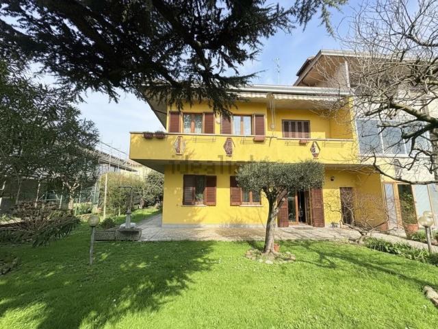 Villetta bifamiliare in vendita di 260 m² in Via Miramonti