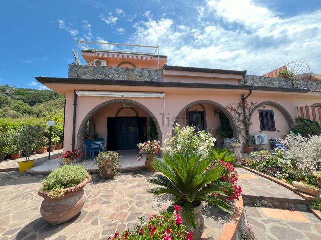 Villetta bifamiliare in vendita di 260 m² in Via Panoramica, 28