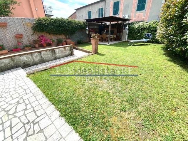 Villetta bifamiliare in vendita di 260 m² in Via Quercioli, 37