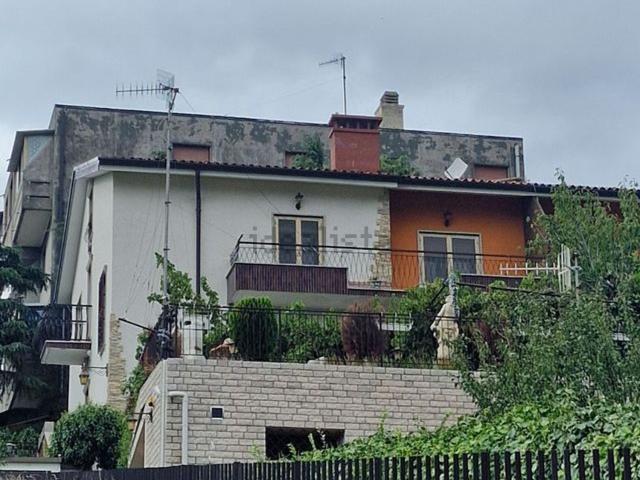 Villetta bifamiliare in vendita di 260 m² in Via Rita Rosani, 2