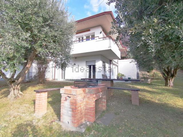 Villetta bifamiliare in vendita di 260 m² in Via Romanelle