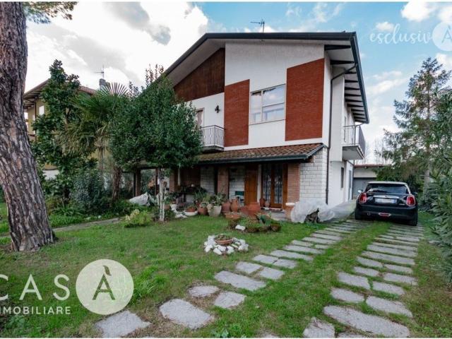 Villetta bifamiliare in vendita di 260 m² in Viale dei Lombardi, 8