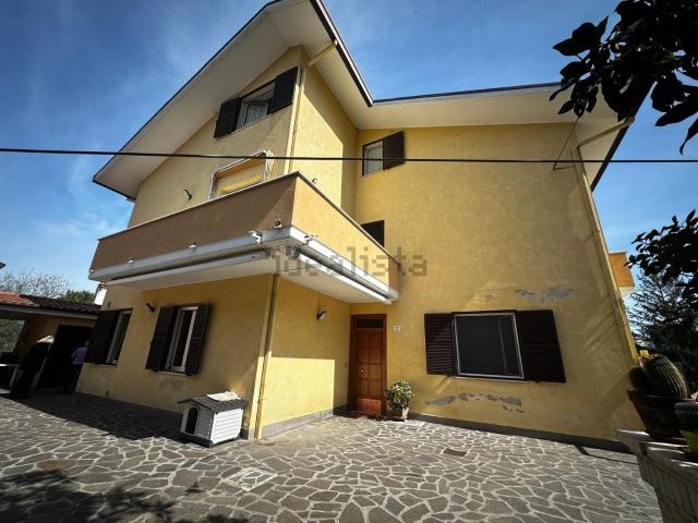 Villetta bifamiliare in vendita di 261 m² in Via della Fonte Santa