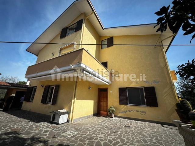 Villetta bifamiliare in vendita di 261 m² in Via della Fonte Santa