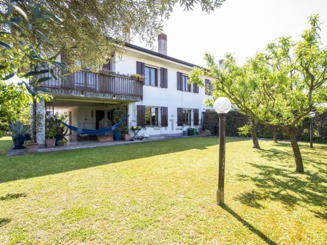 Villetta bifamiliare in vendita di 261 m² in Via Mezzavia