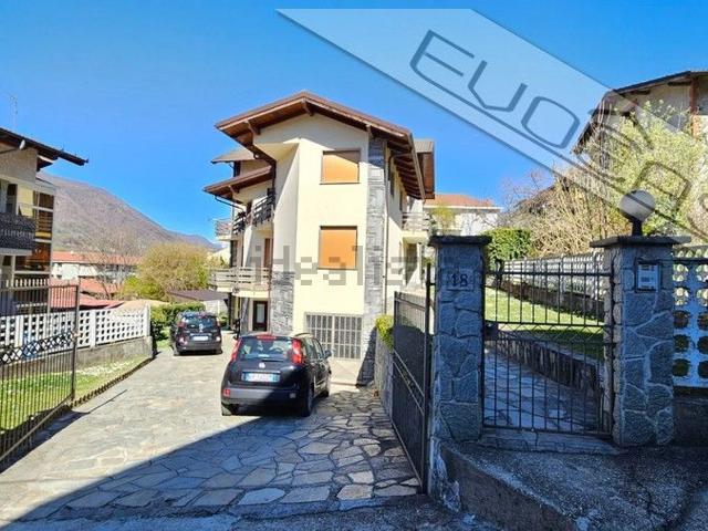 Villetta bifamiliare in vendita di 262 m² in Via Angelo Bianciotto, 18