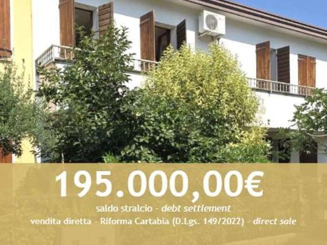 Villetta bifamiliare in vendita di 262 m² in Via Catullo