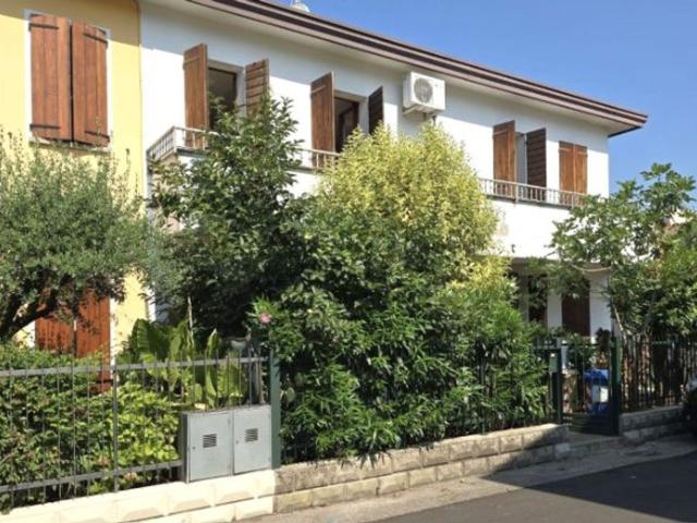 Villetta bifamiliare in vendita di 262 m² in Via Catullo, 4