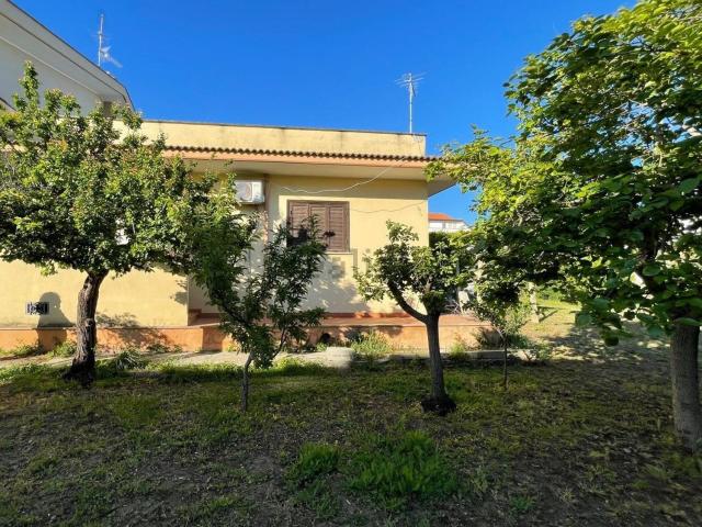 Villetta bifamiliare in vendita di 262 m² in Via degli Argonauti, 29