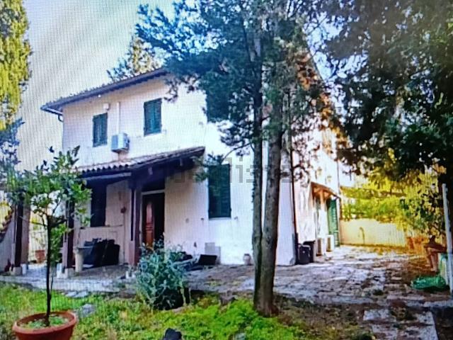 Villetta bifamiliare in vendita di 262 m² in Via del Leccio