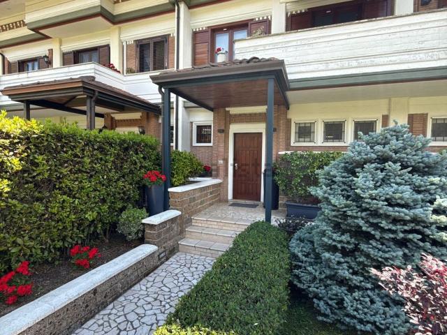 Villetta bifamiliare in vendita di 267 m² in Contrada Archi