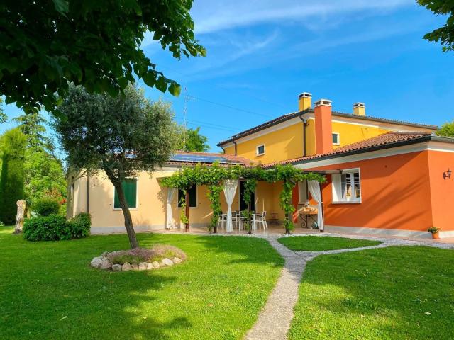 Villetta bifamiliare in vendita di 267 m² in Via Calcinaro
