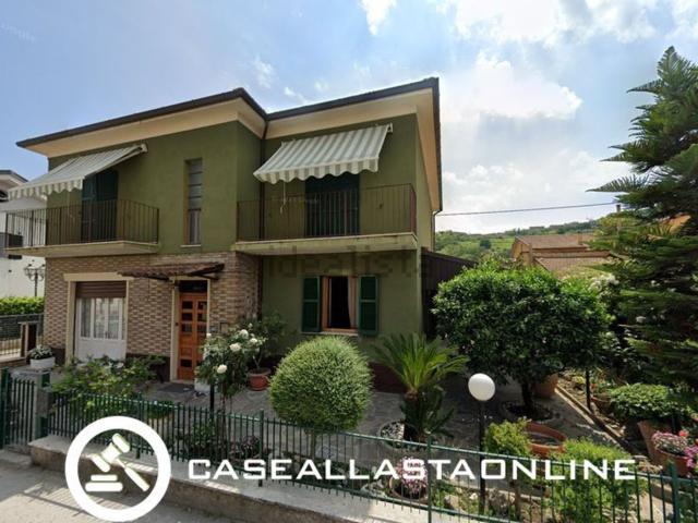Villetta bifamiliare in vendita di 264 m² in Via Brecce