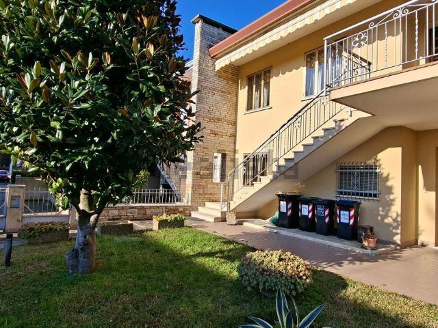 Villetta bifamiliare in vendita di 264 m² in Via Martiri di Belfiore, 19