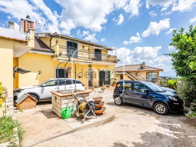 Villetta bifamiliare in vendita di 265 m² in Via Fontana Marcaccio, 166