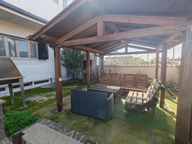 Villetta bifamiliare in vendita di 265 m² in Via Lago di Garda