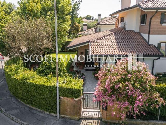 Villetta bifamiliare in vendita di 265 m² in Via Pietro Gobbato, 63