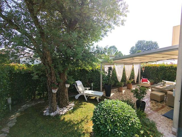 Villetta bifamiliare in vendita di 266 m² in Via Cesare Battisti, 53
