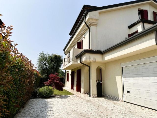 Villetta bifamiliare in vendita di 266 m² in Via Cesare Battisti, 53