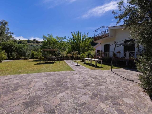Villetta bifamiliare in vendita di 266 m² in Via di Monte Piccolo