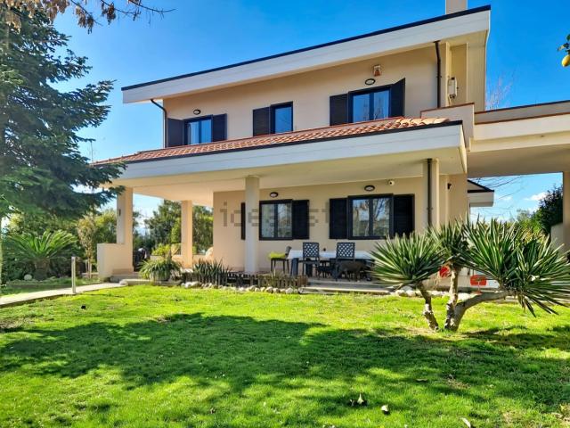 Villetta bifamiliare in vendita di 268 m² in Località Spinaci, 5