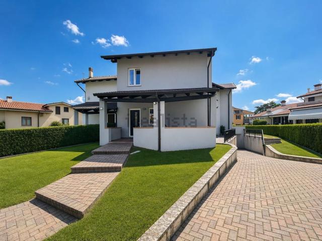 Villetta bifamiliare in vendita di 273 m² in Via Diaz