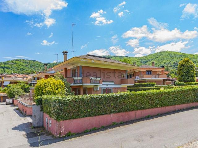 Villetta bifamiliare in vendita di 273 m² in Via Romoli