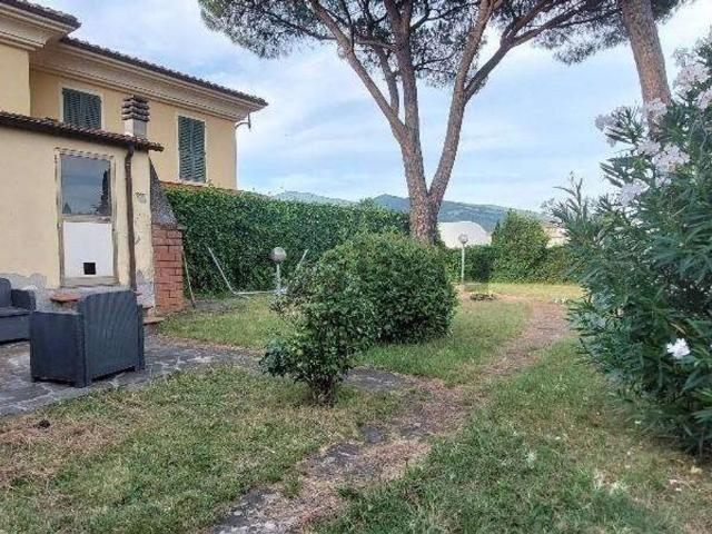 Villetta bifamiliare in vendita di 270 m² in Piazza della Resistenza, 37