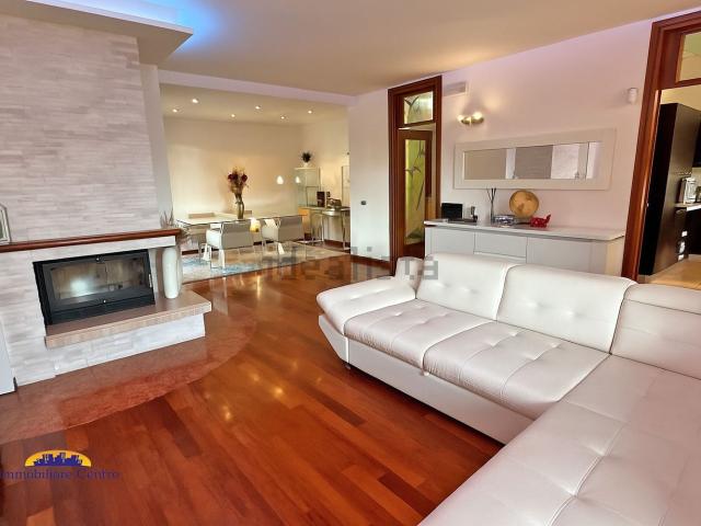 Villetta bifamiliare in vendita di 270 m² in Piazza IV Novembre, 12