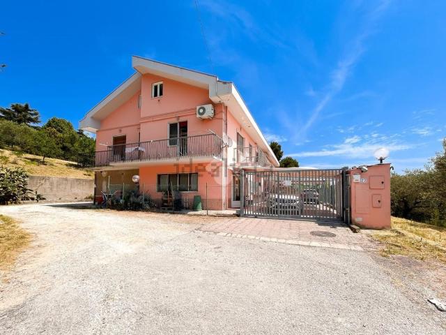 Villetta bifamiliare in vendita di 270 m² in Strada Vallelunga, 27