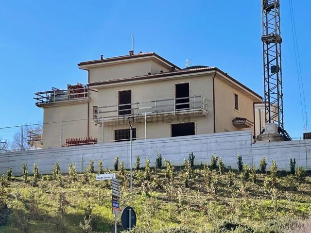 Villetta bifamiliare in vendita di 270 m² in Via Tevere