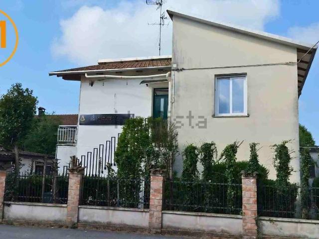 Villetta bifamiliare in vendita di 270 m² in Via Ugo Foscolo, 33