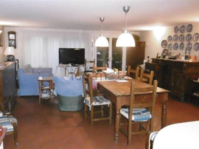 Villetta bifamiliare in vendita di 270 m² in Via Vittorio Locchi